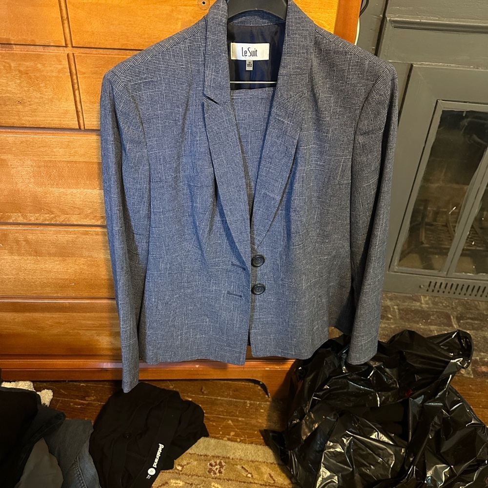 Le Suit women’s blue/ Charcoal pants suit